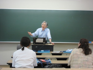 6月に行われた金尾健美先生による体験授業の一コマです