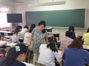 松原由枝教授:前回の体験授業の様子