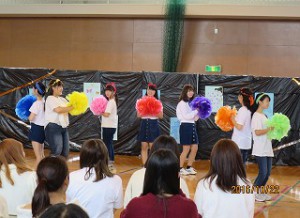 曲は「学園天国」。ダンスの練習を通じてメンバーの仲が深まりましたとのこと。
