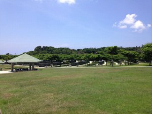 資料館の目の前には、沖縄戦で亡くなった全ての人々の名前が刻まれた「平和の礎」があり、毎年6月23日には慰霊祭が行われます