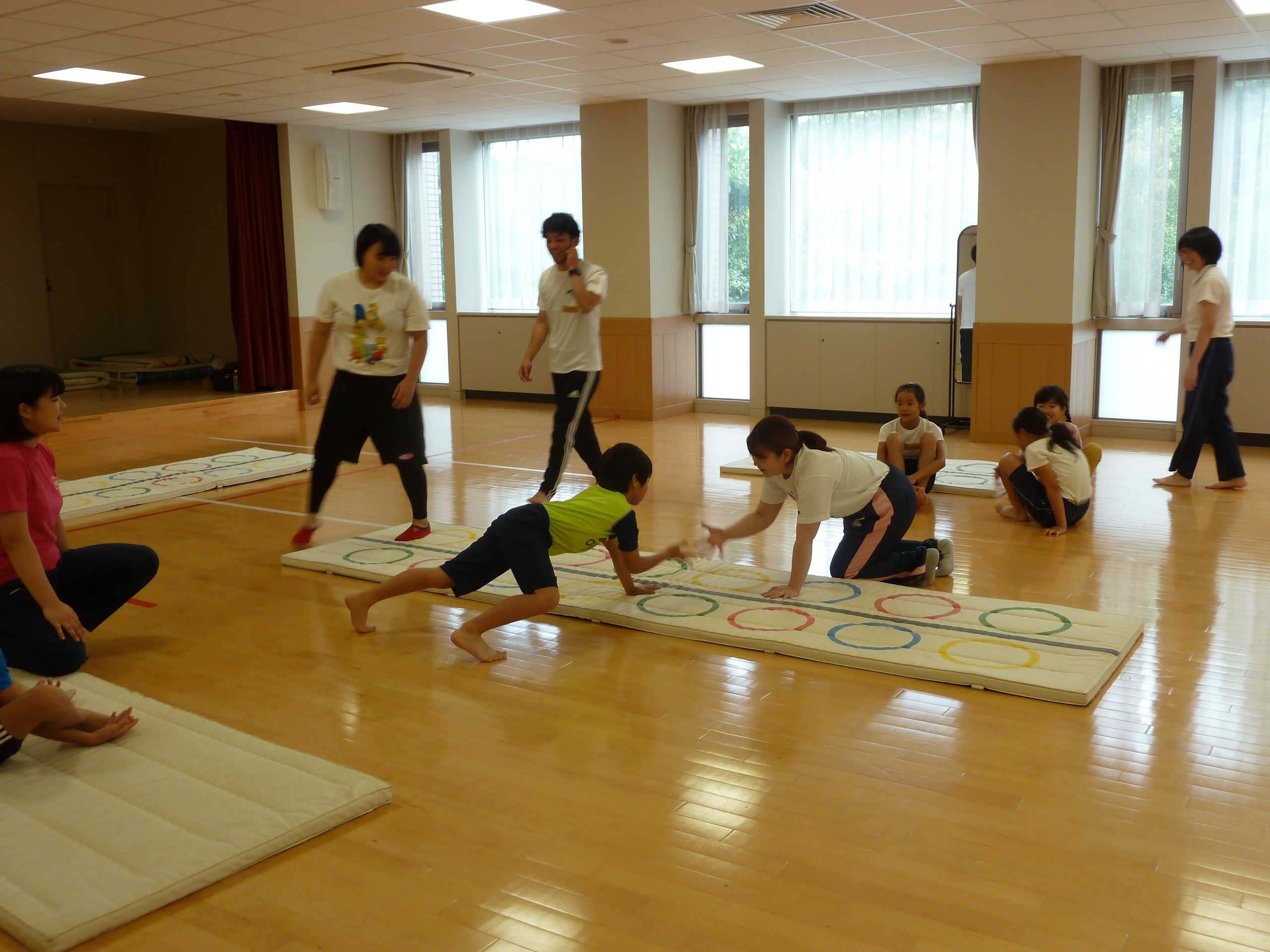 体育の日特別企画 マット運動教室 実施しました 川村学園女子大学 体育の日特別企画 マット運動教室 実施しました 川村学園女子大学