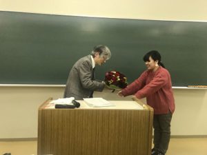 講義終了時に、在学生から花束が贈られました。